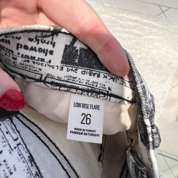 Urban Outfitters BDG Low-Rise Flare Jeans in Newspaper Print, Size 26 (NWT) - Picture 8 of 8